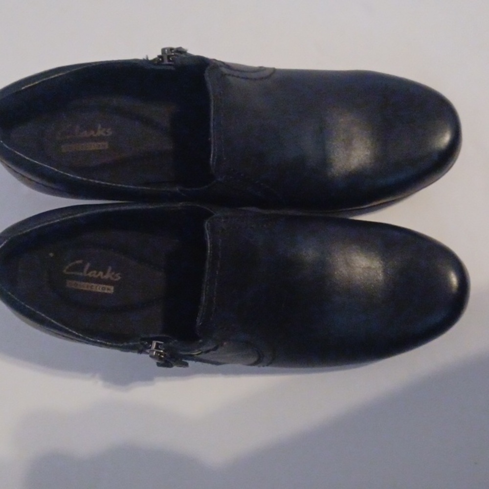 Clarks Shooties Genuine Black Leather Sz9M. 2 Inch Heel. Side Zipper. Cute! EUC! - Picture 5 of 9